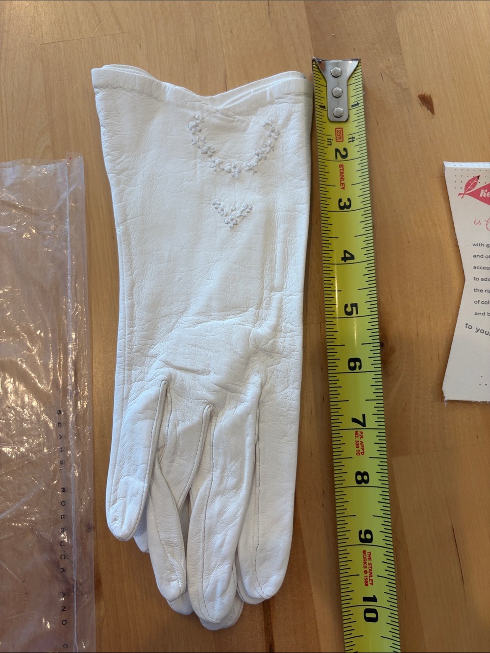 Vintage new in package White Leather Gloves with Embroidered Detail - Picture 7 of 9